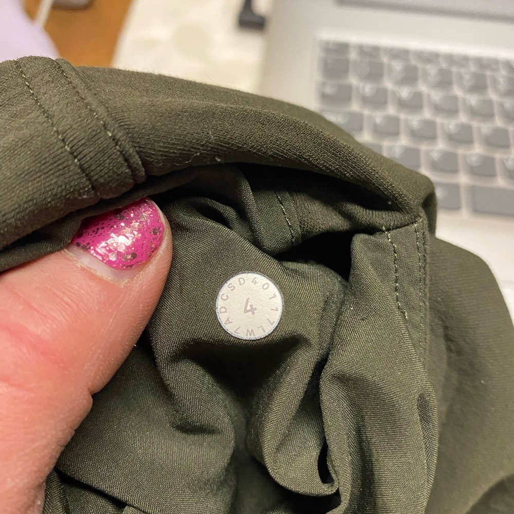8023 -Flaw Lululemon In-Form Short- Dark Olive- size 4 -3.5” inseam - Picture 7 of 8